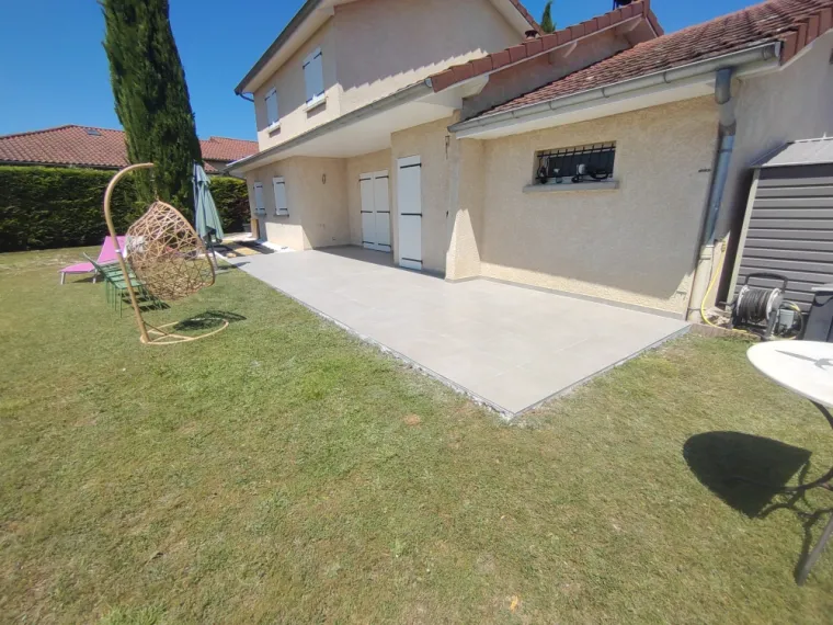 Pose de carrelage 60/60 sur une dalle béton à Loyettes