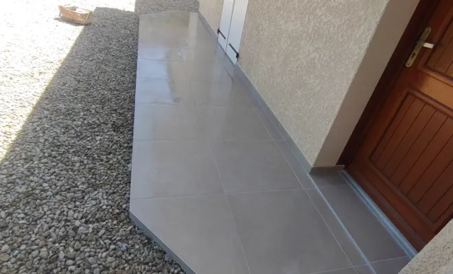 Pose de carrelage 60/60 sur une dalle béton à Loyettes